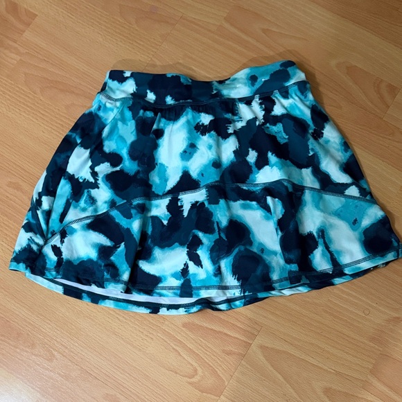 Xersion Dresses & Skirts - Xersion Blue Teal Tie-Dye fitness Skort